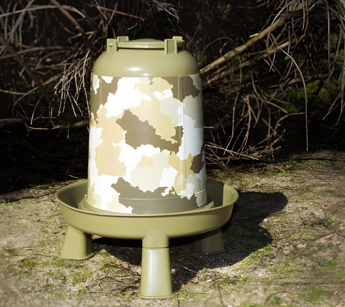 bebedero de camuflaje para aves en el campo	