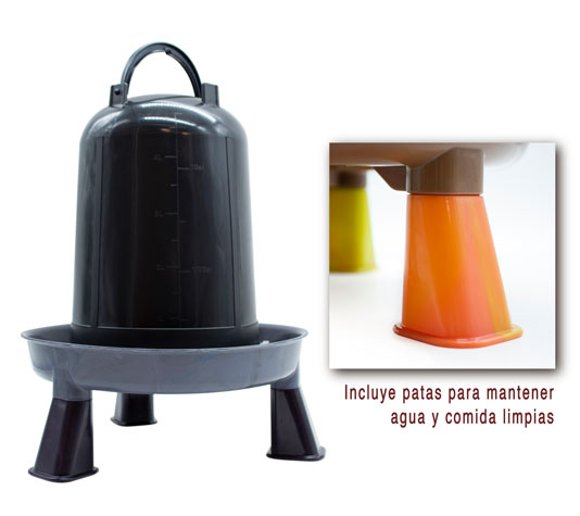 Detalle bebedero aves plástico reciclado patas