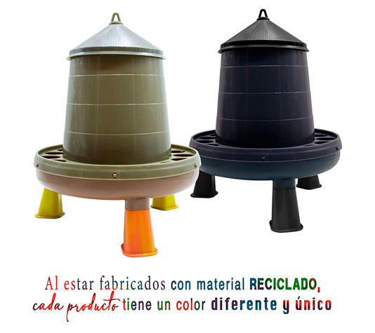 tolvas con patas para aves fabricadas con plástico reciclado