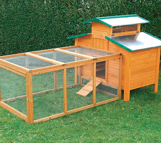 gallinero de madera con parque universal