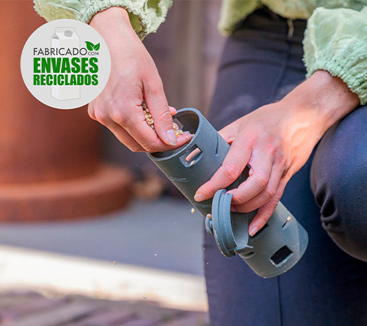 Dispensador de alimentos para aves de corral