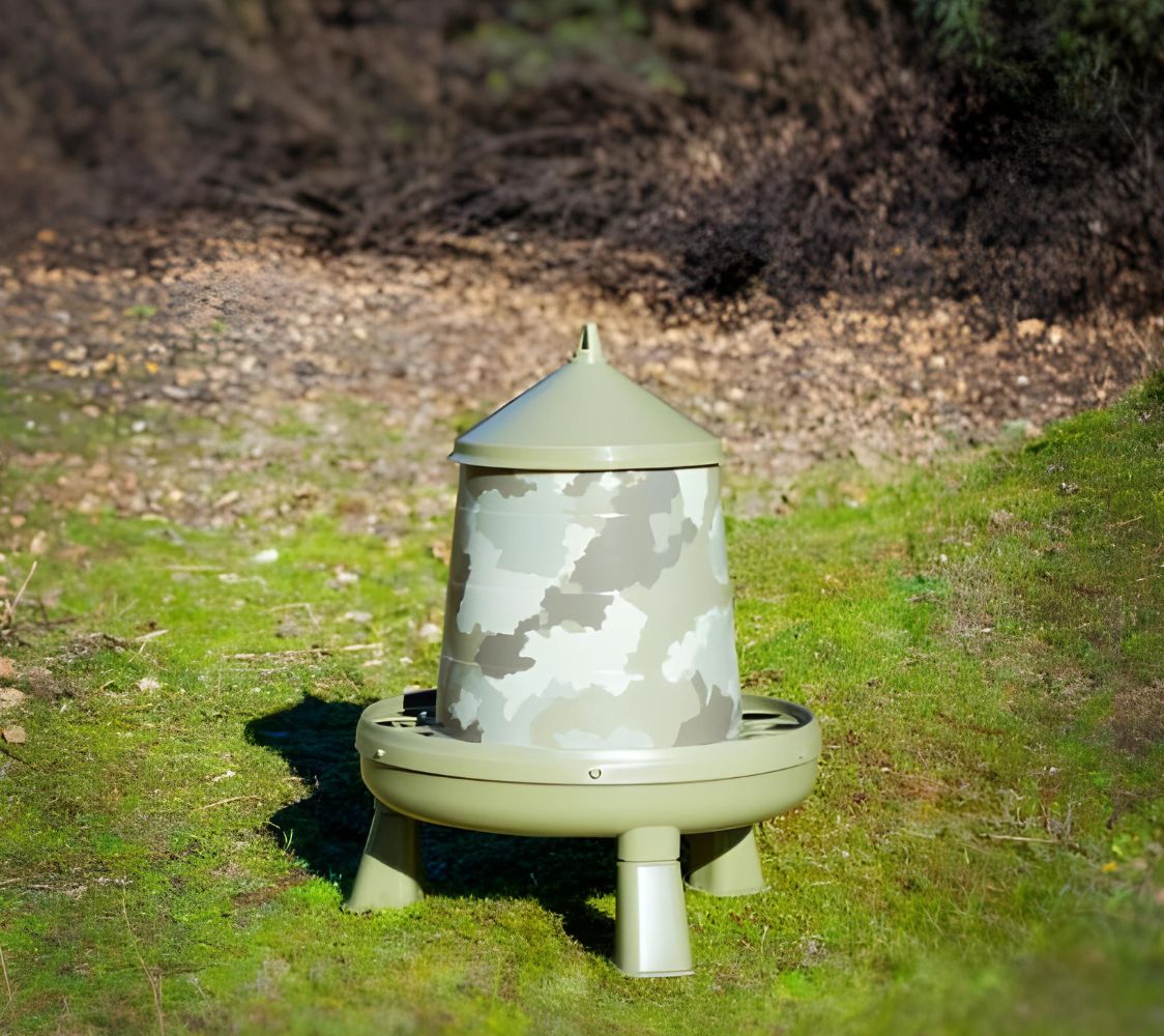 bebedero de camuflaje para aves en el campo	